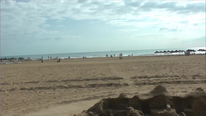 Alberto Duran, artista en la playa de la Malvarrosa en Valencia