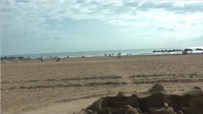 Alberto Duran, artista en la playa de la Malvarrosa en Valencia