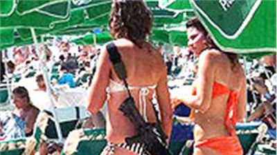 da Israele  su una spiaggia assolata, in bikini ma.....ben protetto!