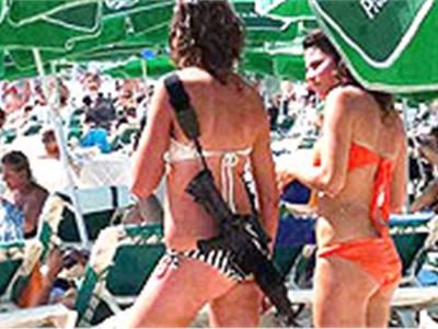 da Israele  su una spiaggia assolata, in bikini ma.....ben protetto!
