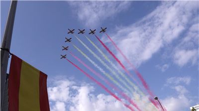 Desfile de la Fiesta Nacional Hispanica 2017: La Patrulla Águila pinta el cielo de Madrid con los colores de la bandera española 