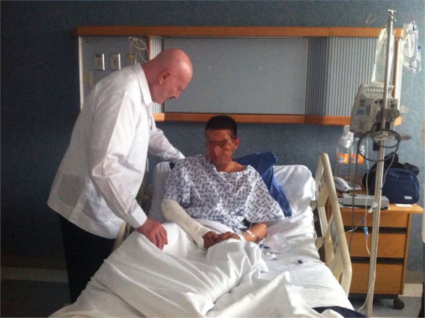 El Comisionado Nacional de Seguridad, Doctor Manuel Mondragón y Kalb visitó esta tarde a los 20 policías federales que resultaron lesionados durante los enfrentamientos con grupos delictivos en Michoacán