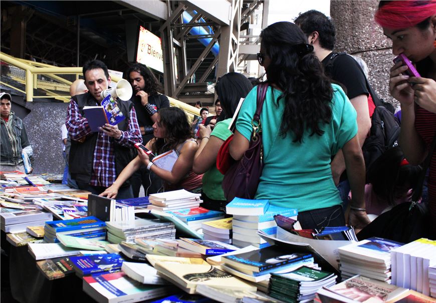 El escritor Alberto Chimal recorre Ven a comprar con… los estantes de 6º Gran remate de Libros en Ciudad de Mexico.