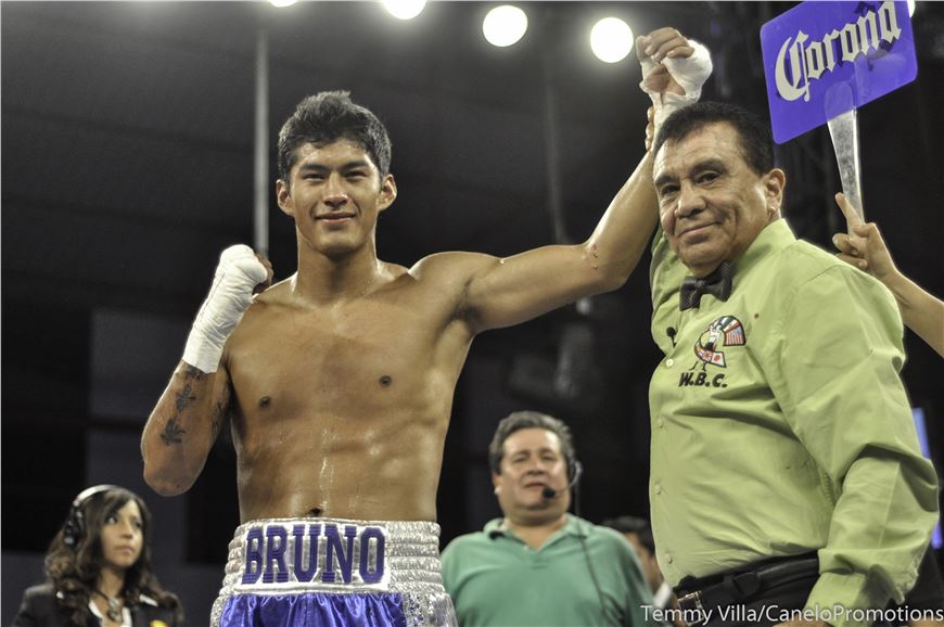 En menos de tres minutos BRUNO SANDOVAL ANIQUILO AL “GALLO NEGRO”