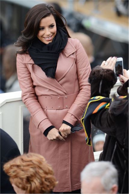 Eva Longoria in antique pink poses for her fans in Washington.