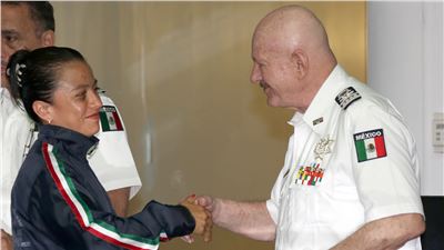 FELICITA EL DR. MANUEL MONDRAGÓN A LA POLICÍA FEDERAL IRMA GARCÍA POR RETENER TÍTULO MUNDIAL DE BOXEO FEMENIL