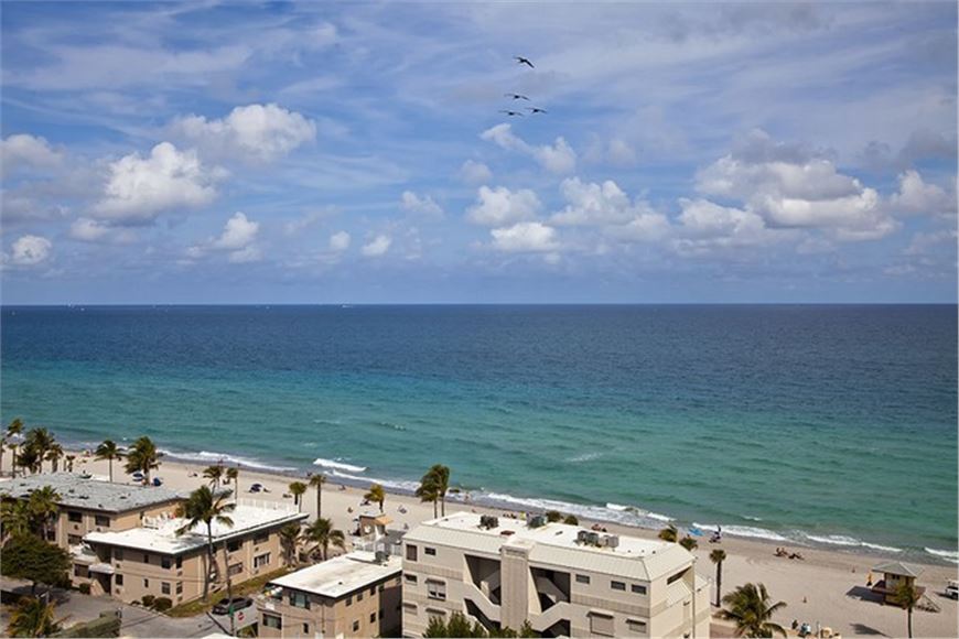 For sale beautiful apartment with views in Hollywood Beach, Florida