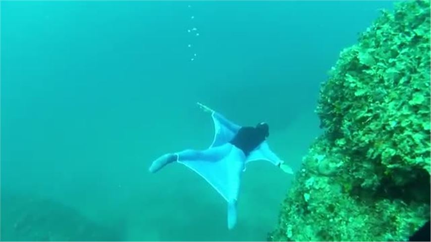 Freediver creates underwater wingsuit 