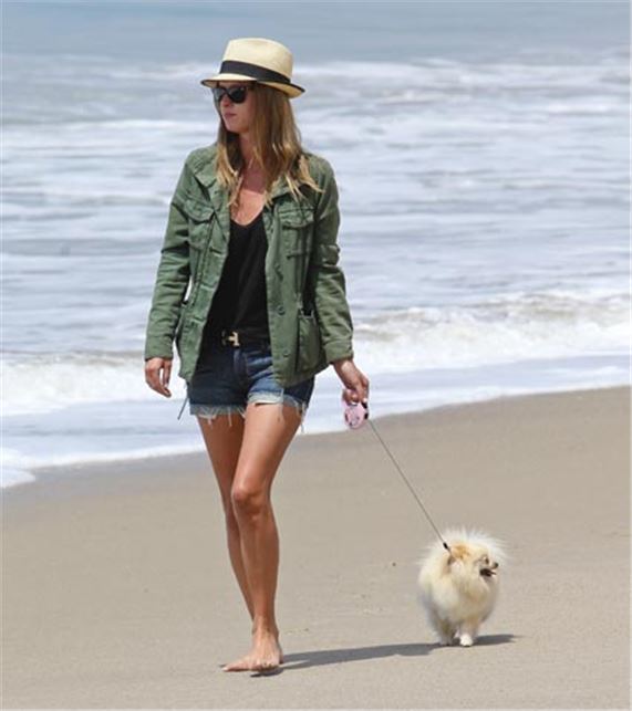 Heiress Nicky Hilton walking on the beach  in Malibu