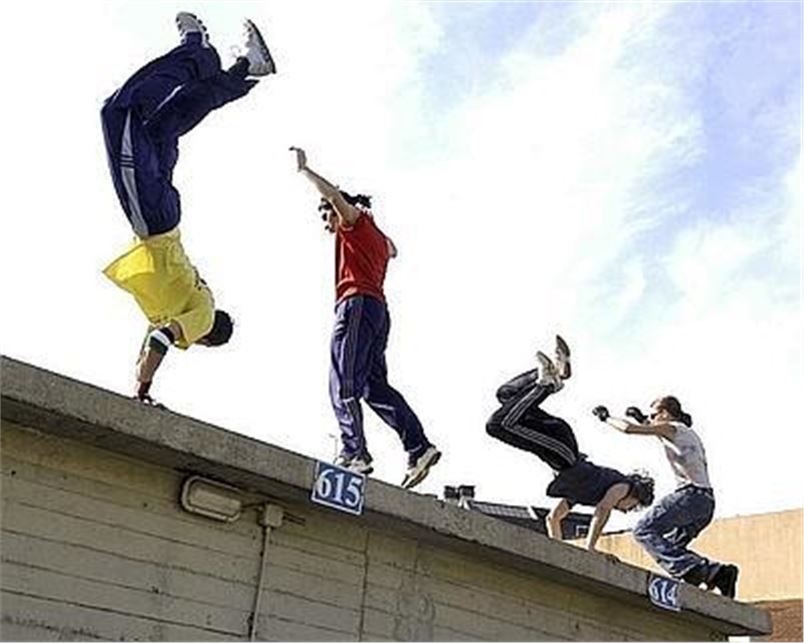 I MilanMonkeys  conquistano il pubblico in  piazza Gae Aulenti.