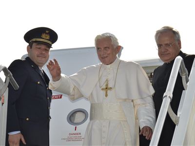 Il Papa accolto a Linate dalle autorità