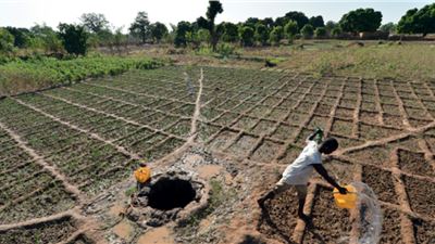 In Burkina Faso, Clarins supports a vast water access program locally managed by "Jardins du Monde"