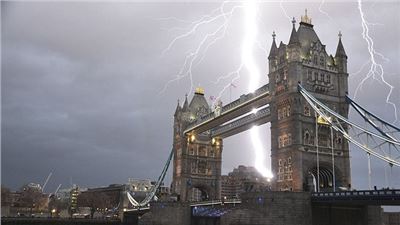 Incredible clash of Lightnings over Tower Bridge 