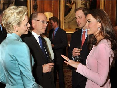 Kate  so pretty in pink  to welcome world's royals to Queen's Jubilee lunch