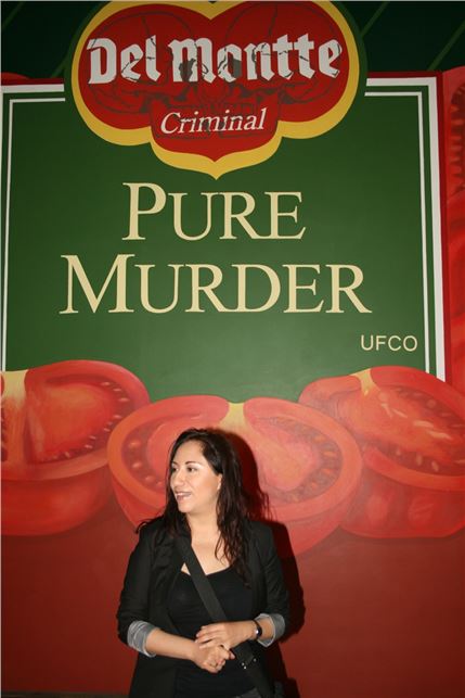 La Artista Mexicana Minerva cuevas realiza Exposición sobre consumismo y desintegración social en Ciudad de Mexico.