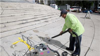 LLEGAN JORNADAS DE LIMPIEZA DE CHICLE AL ÁNGEL DE LA INDEPENDENCIA
