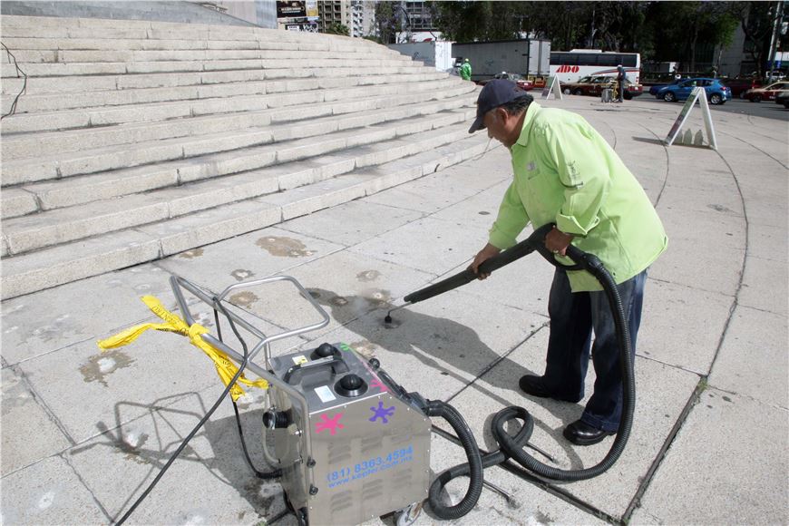 LLEGAN JORNADAS DE LIMPIEZA DE CHICLE AL ÁNGEL DE LA INDEPENDENCIA