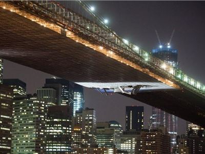 New York. Il ponte di Brooklyn squarciato dal passaggio di una gru 