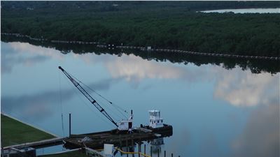 Play of reflections in the canal 