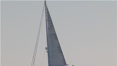Playa de Valencia: hermoso barco volando la bandera española