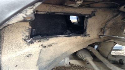 POLICÍA FEDERAL LOCALIZA 30 PAQUETES DE COCAÍNA OCULTOS EN LAS SALPICADERAS DE UN AUTOMÓVIL