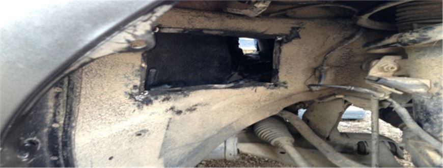 POLICÍA FEDERAL LOCALIZA 30 PAQUETES DE COCAÍNA OCULTOS EN LAS SALPICADERAS DE UN AUTOMÓVIL