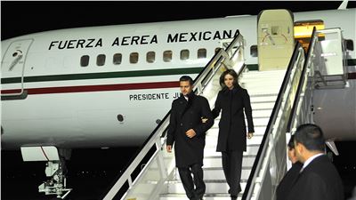 Presidente electo de México, Enrique Peña Nieto aterriza en Aeropuerto de Tegel, Berlín, Alemania.