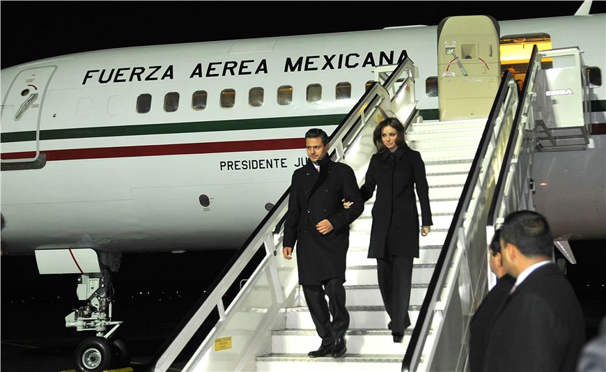 Presidente electo de México, Enrique Peña Nieto aterriza en Aeropuerto de Tegel, Berlín, Alemania.