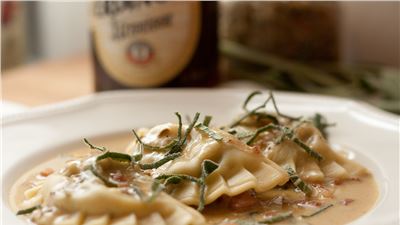 Ravioli al radicchio con crema di birra e pancetta dolce