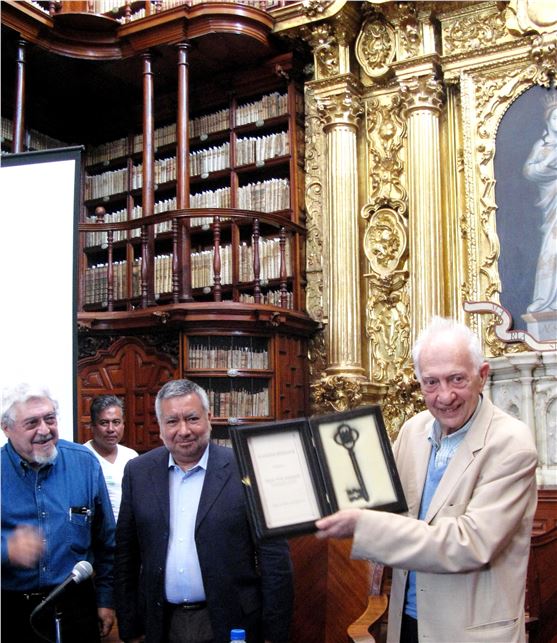      RECIBE SERGIO PITOL  LA CLAVIS PALAFOXIANUM EN LA BIBLIOTECA PALAFOXIANA