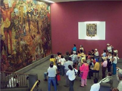 Recorren la riqueza histórica y cultural de la Ciudad de México