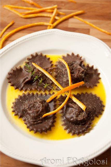 San Valentino: Ravioli al cacao con ripieno di gamberi e ricotta.