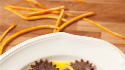 San Valentino: Ravioli al cacao con ripieno di gamberi e ricotta.