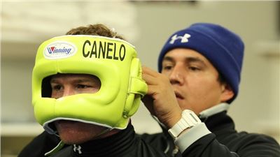 Saul "Canelo" Alvarez entrena en California.