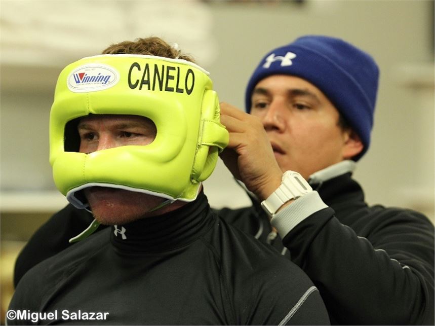 Saul "Canelo" Alvarez entrena en California.