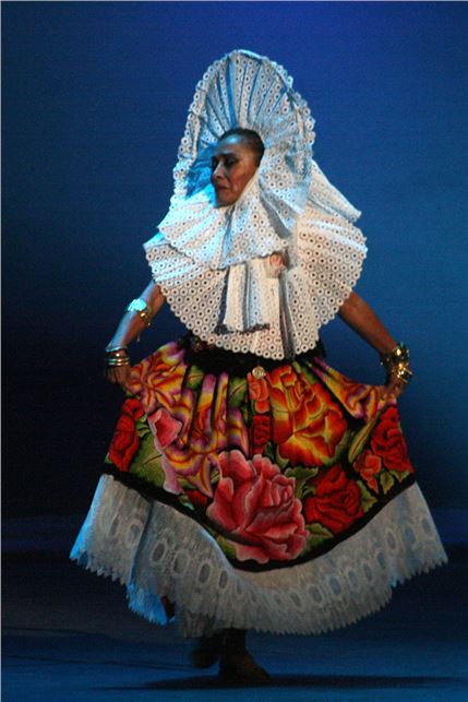 Se presenta con gran éxito Sonia Amelio, la Mexicana Universal, Espectáculo ofrecido en el Teatro de la Ciudad Esperanza Iris