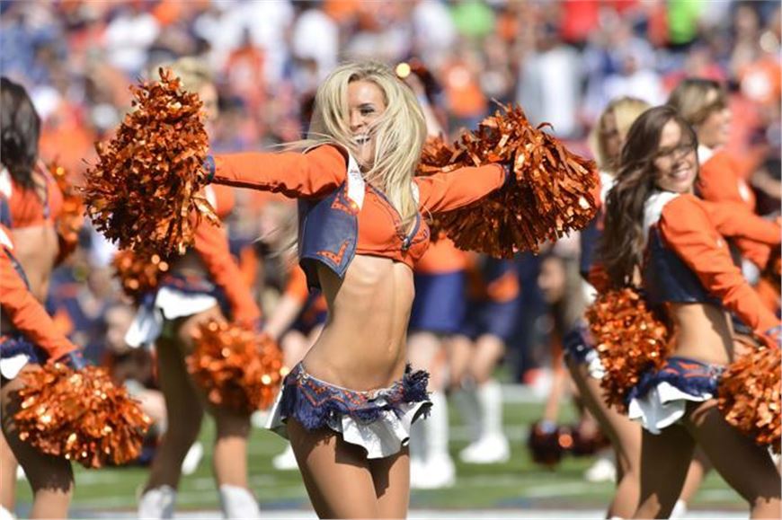 Sports USA, the challenge of the cheerleaders in the stadiums of football
