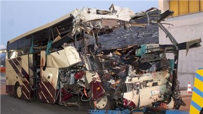 Svizzera, pullman si schianta in un tunnel. Morti 22 bambini al ritorno da una gita.