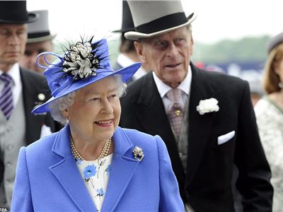 The Queen makes first appearance of her Diamond Jubilee weekend celebrations at Epsom Racecourse in Royal blue in front of 130,000 spectators