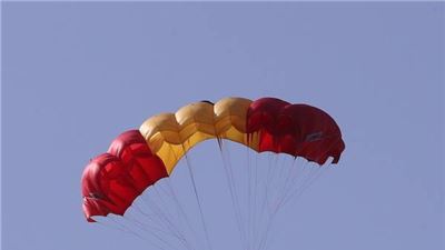 Un desfile de la Fiesta Nacional 2017: paracaidista con una bandera de España 