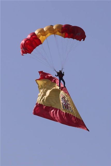 Un desfile de la Fiesta Nacional 2017: paracaidista con una bandera de España 